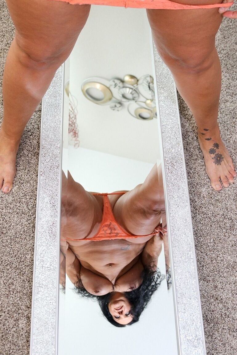 20P A morena curvilínea Josie Blake expõe sua buceta enquanto exibe sua bunda grande