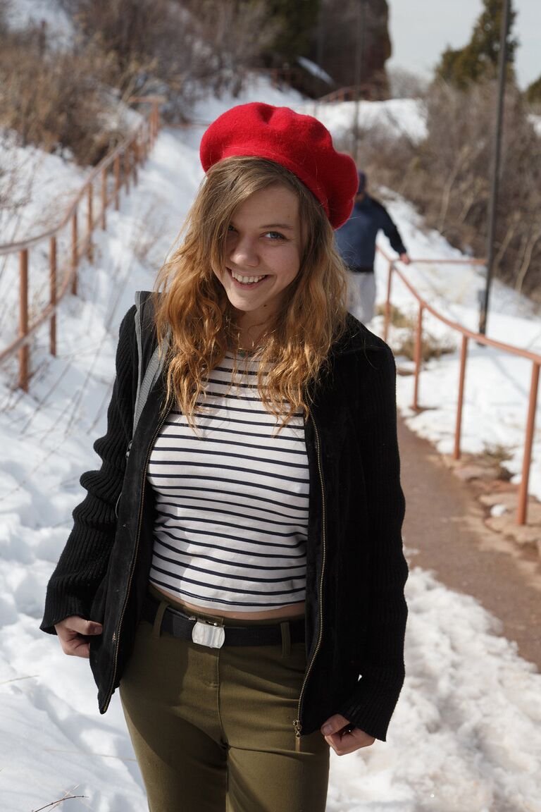 11P A adolescente amadora Hilary Craig expõe seus seios e os aperta em um dia de inverno