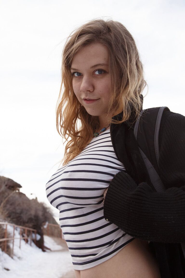 11P A adolescente amadora Hilary Craig expõe seus seios e os aperta em um dia de inverno