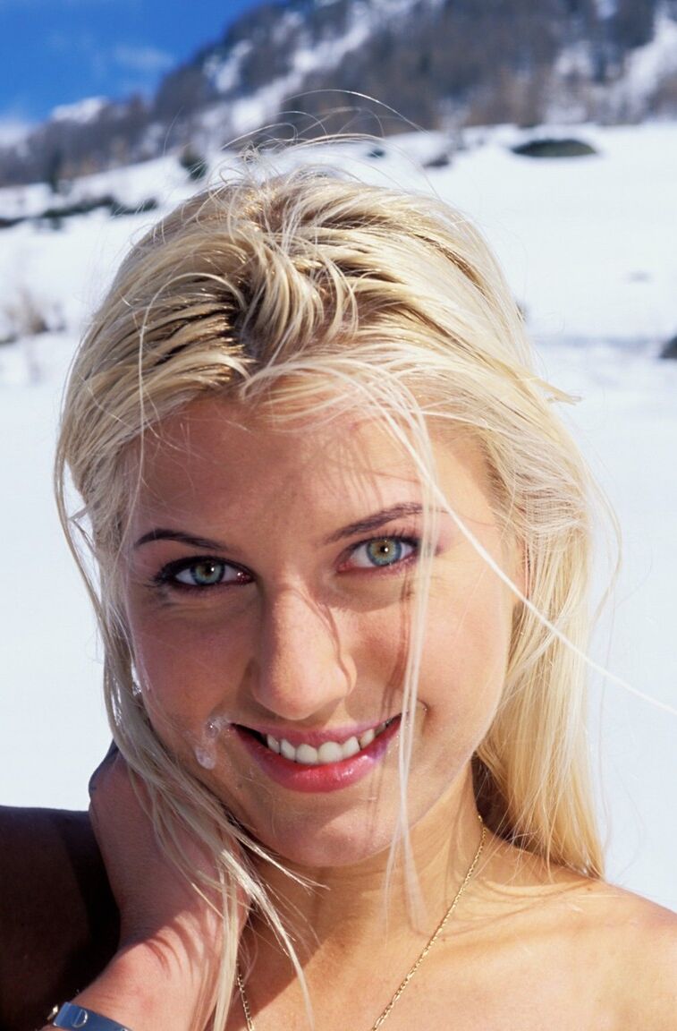12P Loira MILF Sharon Bright cavalga um pau depois de se despir na neve