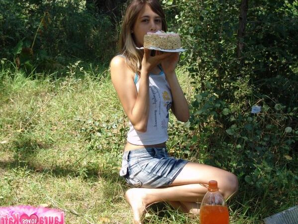 15P Teenie-Amateurin reibt in der Nähe des Waldes Kuchen in ihren nackten Körper
