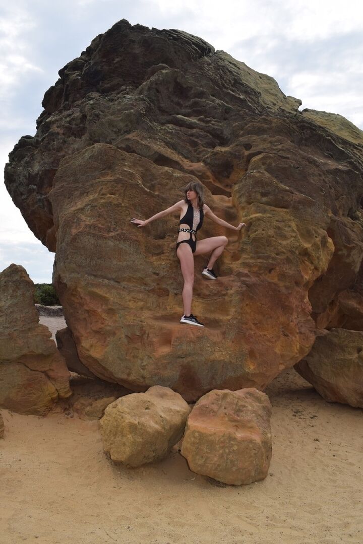 16P Modelo amateur se desnuda con zapatos de tacón sobre rocas cargadas de hierro