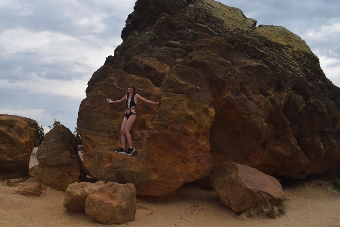 16P Modelo amateur se desnuda con zapatos de tacón sobre rocas cargadas de hierro