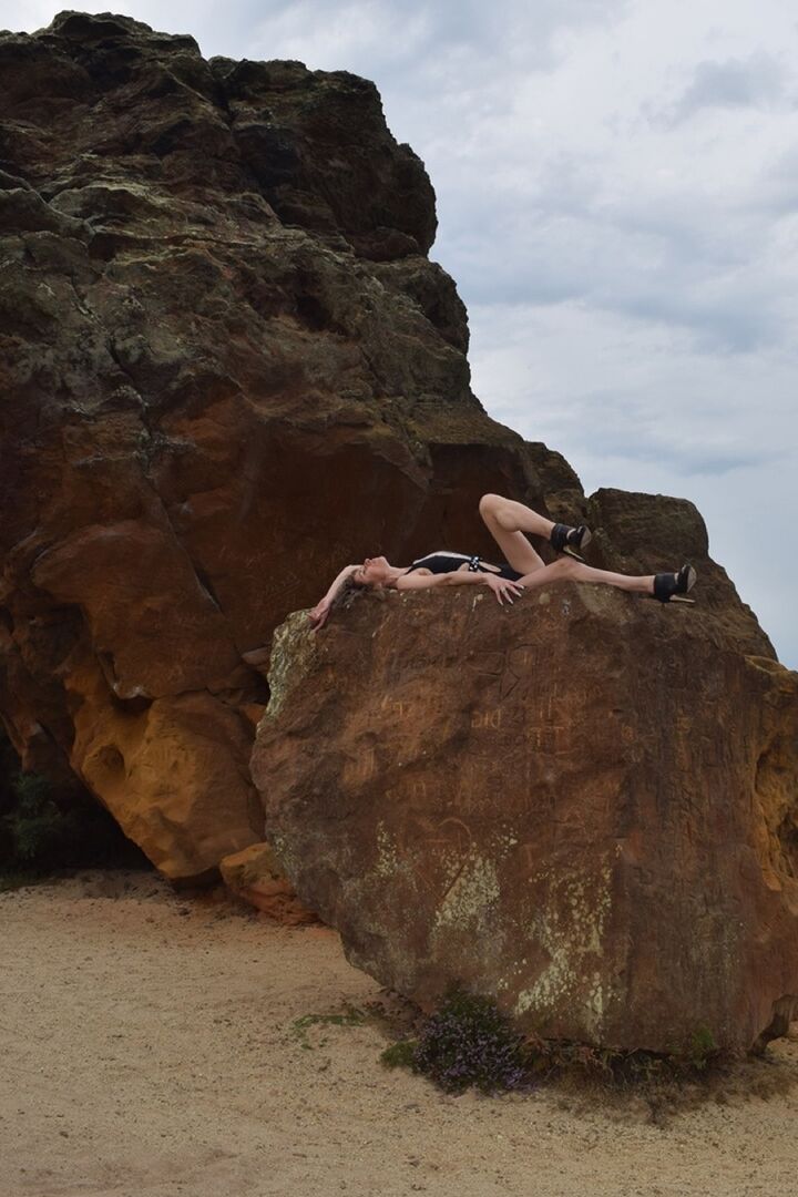 16P Modelo amateur se desnuda con zapatos de tacón sobre rocas cargadas de hierro