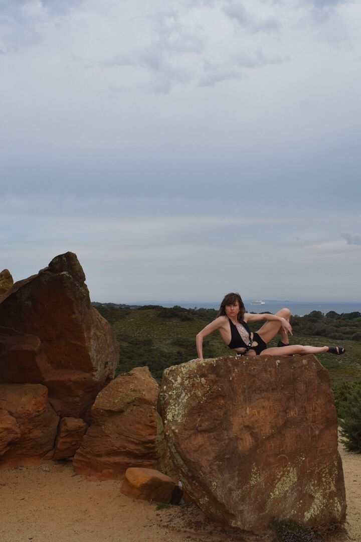 16P Modelo amateur se desnuda con zapatos de tacón sobre rocas cargadas de hierro