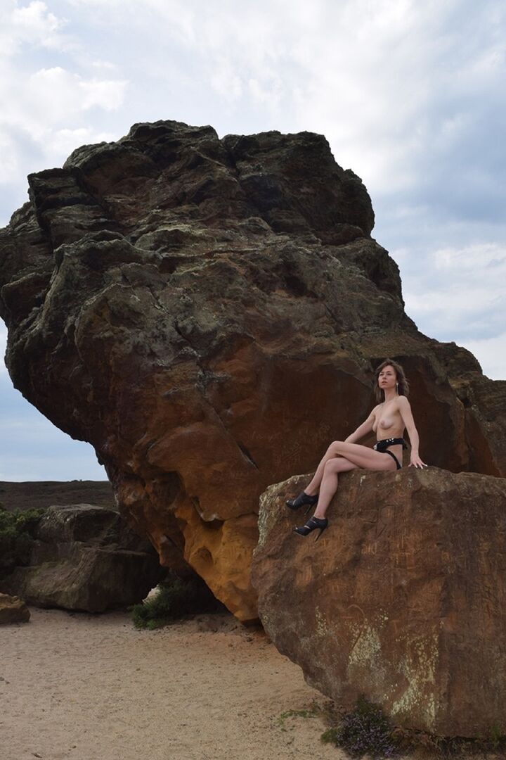 16P Modelo amateur se desnuda con zapatos de tacón sobre rocas cargadas de hierro