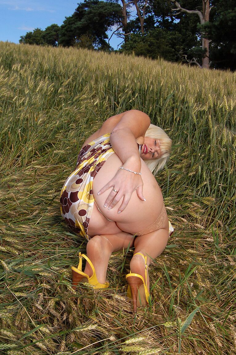 21P La blonde mature Sally T expose ses petits seins, sa chatte chaude et son joli cul en extérieur