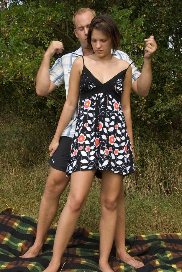 16P Casal amador transando em um cobertor em uma clareira gramada entre as árvores