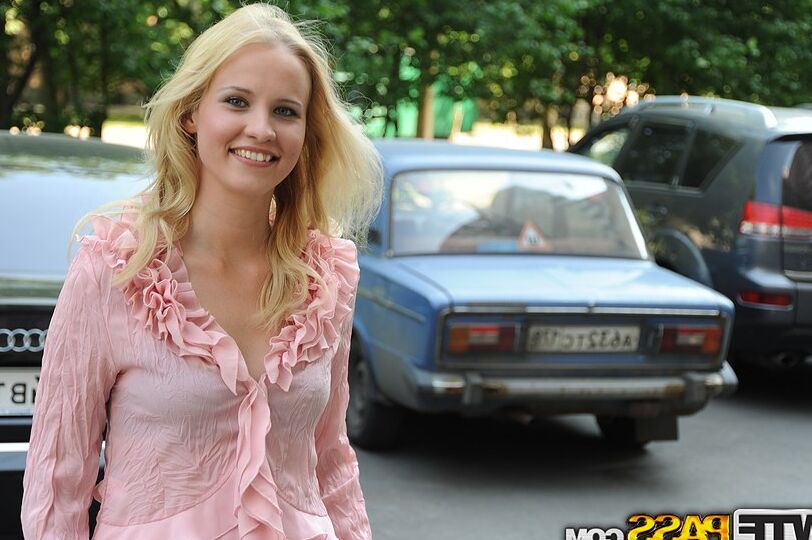 16P Юная блондинка Ариана и ее друг трахаются на пышной зеленой траве