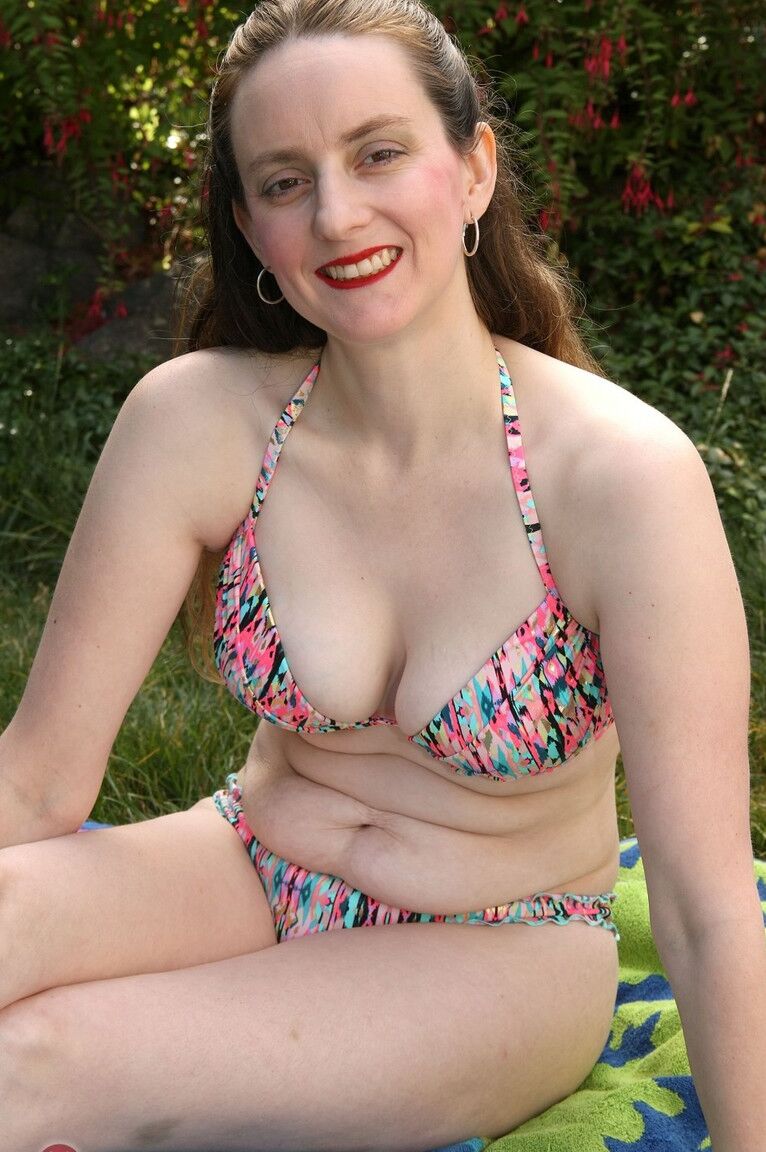 21P La MILF amateur sexy Trixie expose sa chatte poilue dans le jardin