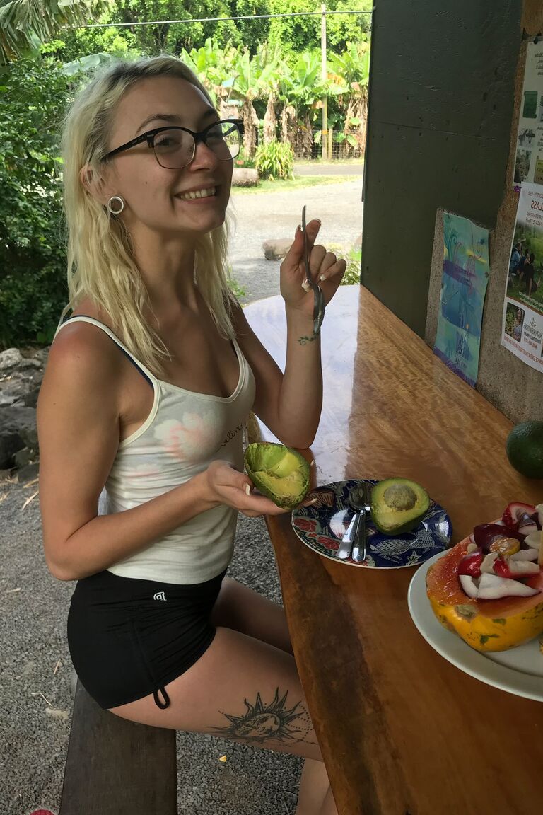 21P La sexy rubia Chloe Temple desnudándose y posando desnuda en entornos naturales