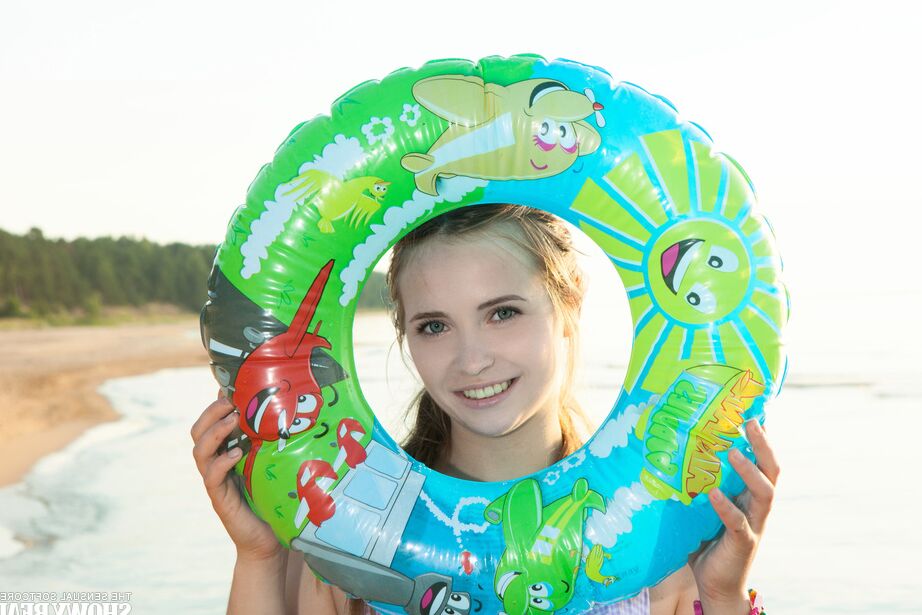 20P Teen Amateur Lit zieht ihren Badeanzug aus, um nackt auf einer Stranddecke zu posieren