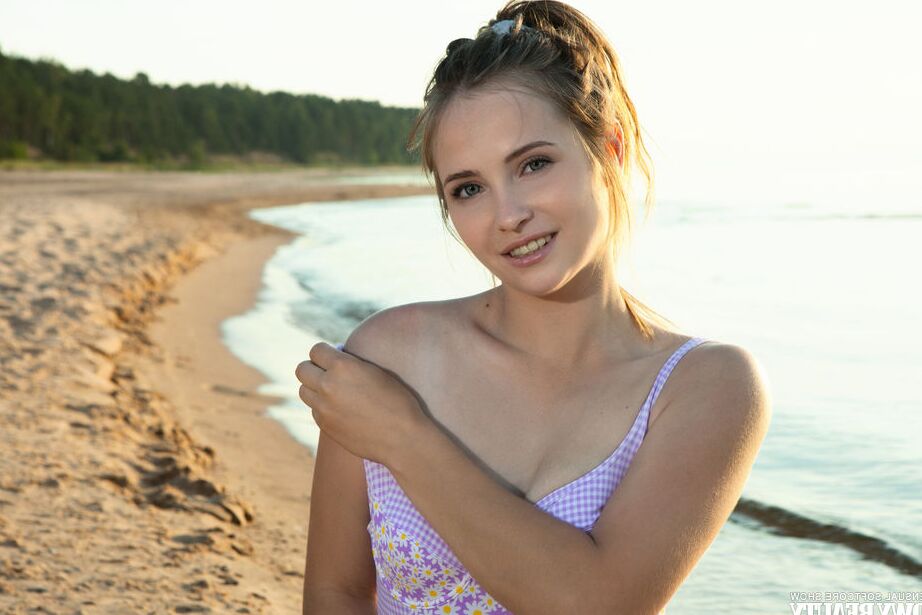 20P Teen Amateur Lit zieht ihren Badeanzug aus, um nackt auf einer Stranddecke zu posieren