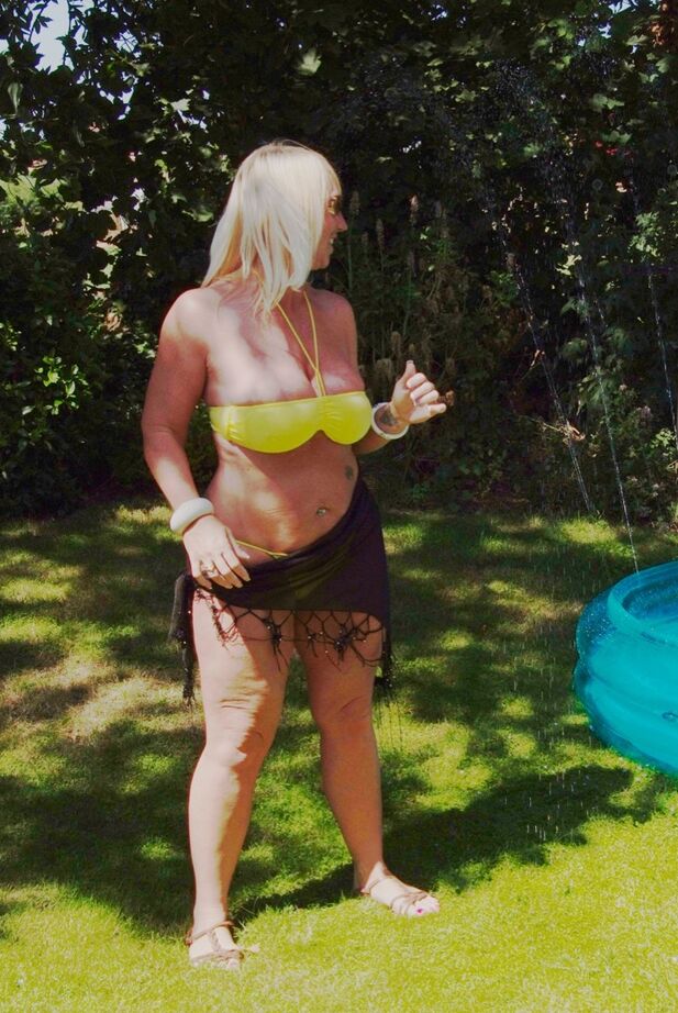 Die 20P reife Blondine Melody zieht sich in einem Planschbecken in einem Hinterhof völlig nackt aus