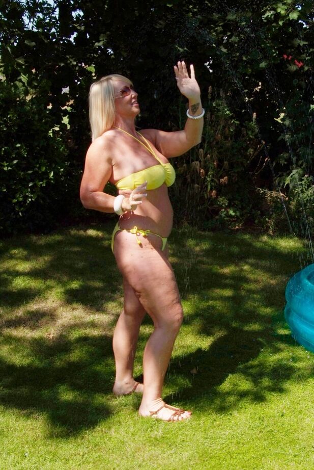 Die 20P reife Blondine Melody zieht sich in einem Planschbecken in einem Hinterhof völlig nackt aus