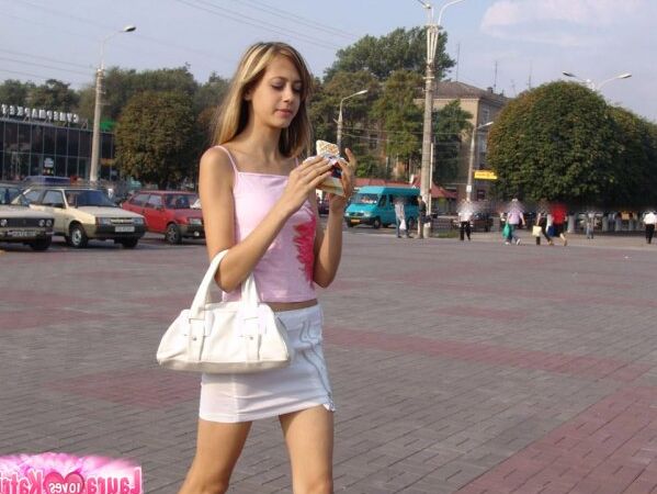 10P Грудастая Laura сексуально позирует в облегающем платье