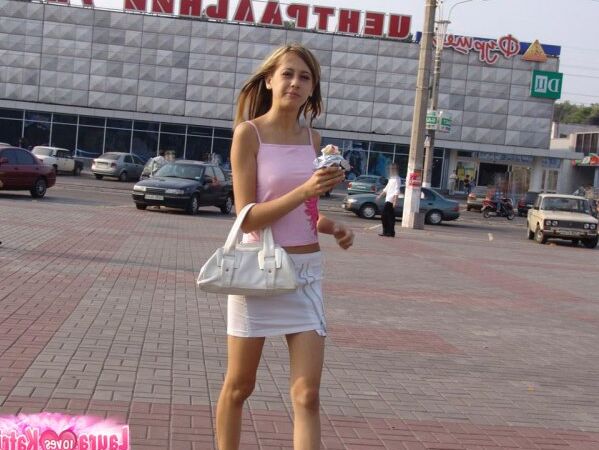 10P Грудастая Laura сексуально позирует в облегающем платье