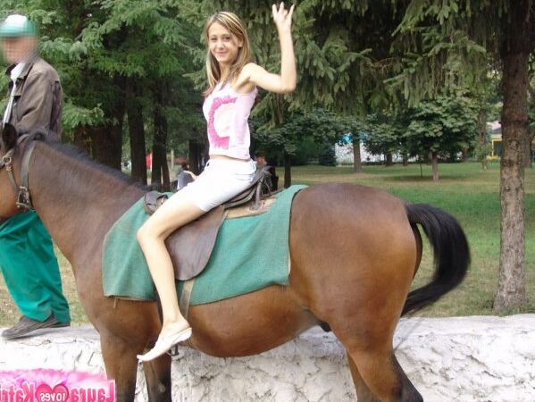 10P Грудастая Laura сексуально позирует в облегающем платье