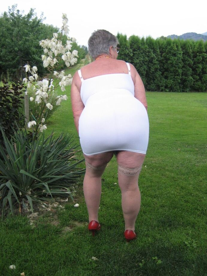 20P Nan Girdle Goddess de cabelos curtos mostra seios flácidos e ela remove um cinto