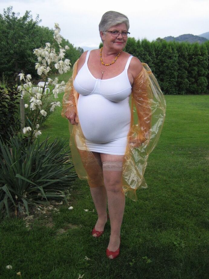20P Nan Girdle Goddess de cabelos curtos mostra seios flácidos e ela remove um cinto