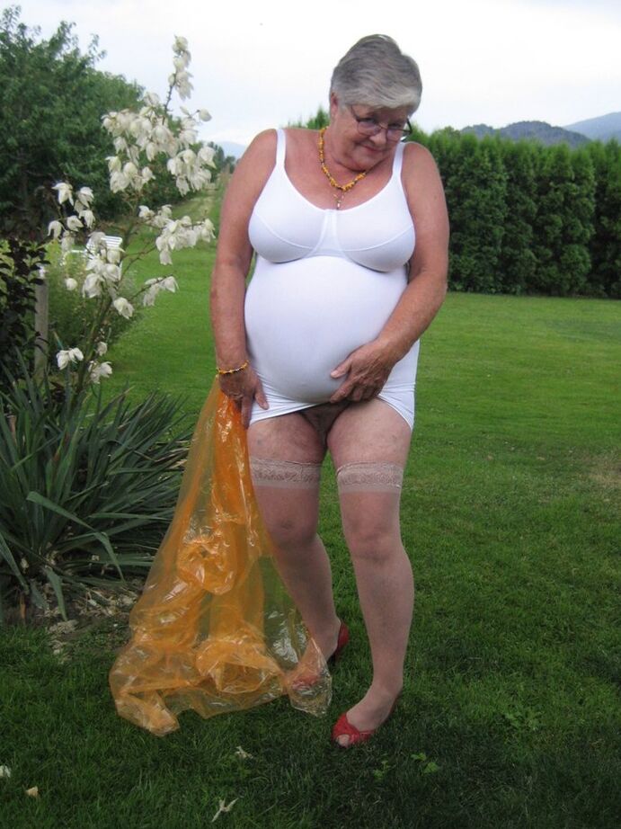 20P Nan Girdle Goddess de cabelos curtos mostra seios flácidos e ela remove um cinto