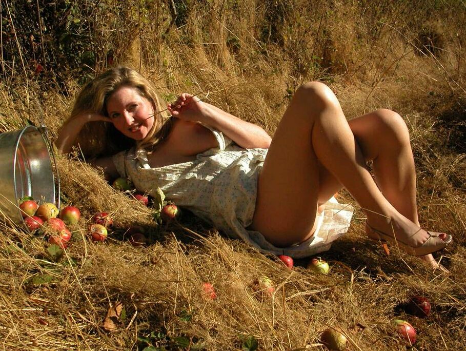15P Tasty Trixie, une blonde plus âgée et sexy, attrape son cul en cueillant des pommes nue