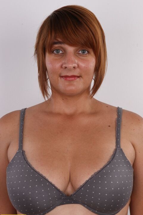20P Amateur BBW Lenka arbore des cheveux roux courts tout en se mettant à poil