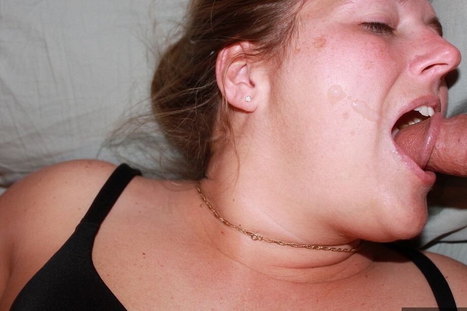 16P Grosso amador Gangbang Mamãe entra na banheira depois de uma gozada na boca
