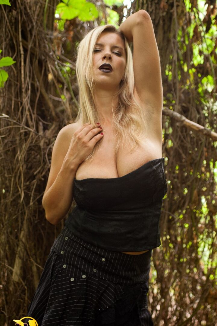 16P Loira peituda Katerina Hartlova mostra a bunda e a buceta na floresta