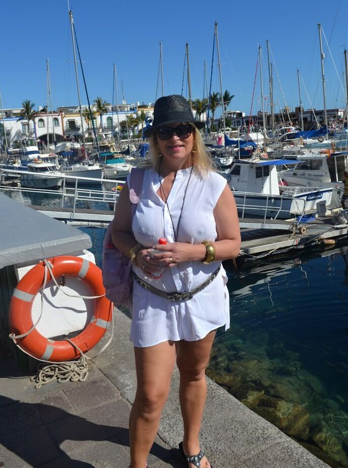 20P Amateur BBW Nude Chrissy wanders along a beach with no clothes on