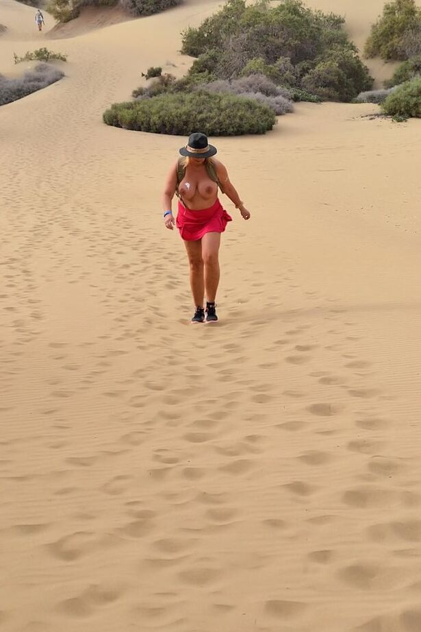 20P Amateur BBW Nude Chrissy wandert unbekleidet am Strand entlang