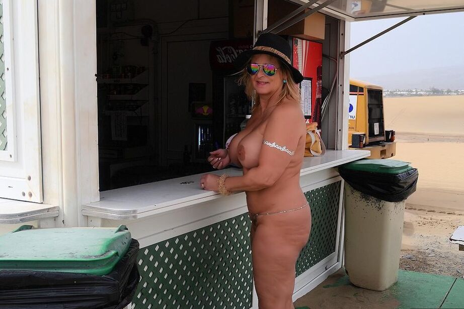 20P Amateur BBW Nude Chrissy wandert unbekleidet am Strand entlang