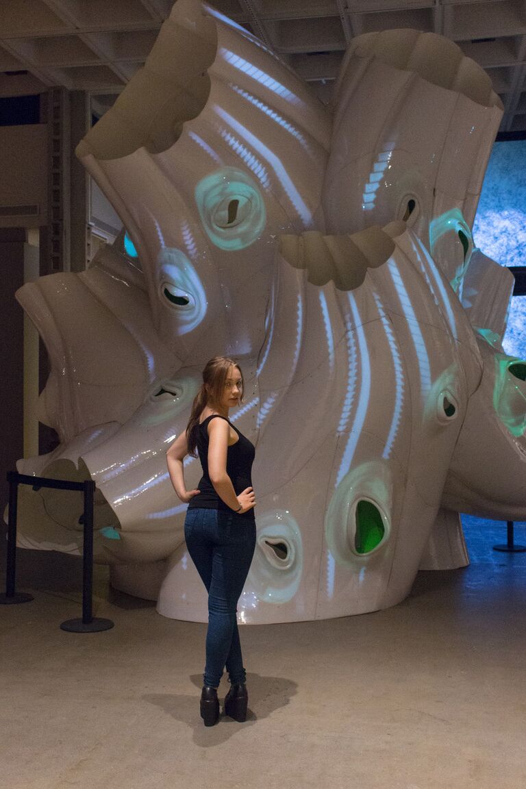11P La petite polonaise Zuzanna Miros montre ses courbes en jean bleu et leggings.