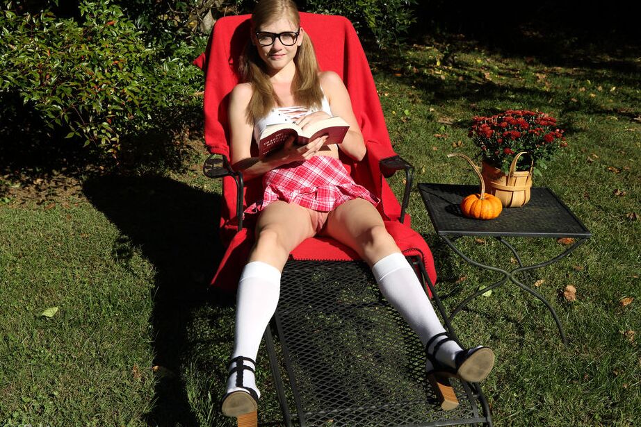16P Die versaute Streberin Hannah Hays steckt sich im Garten einen riesigen Dildo in die Möse