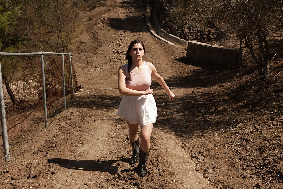 11P Die liebenswürdige brünette Sexbombe Valentina Nappi hat Spaß auf einem Bauernhof