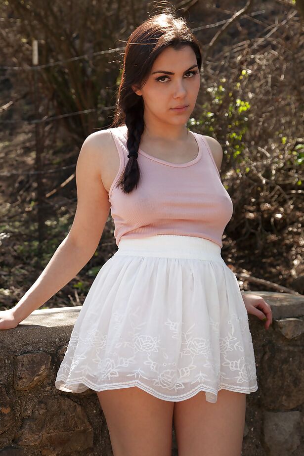 11P Die liebenswürdige brünette Sexbombe Valentina Nappi hat Spaß auf einem Bauernhof