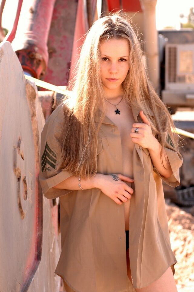15P Die schwüle Blondine Fiona Luv posiert in der Wüste in einem Army-Hemd-Bikini-Höschen