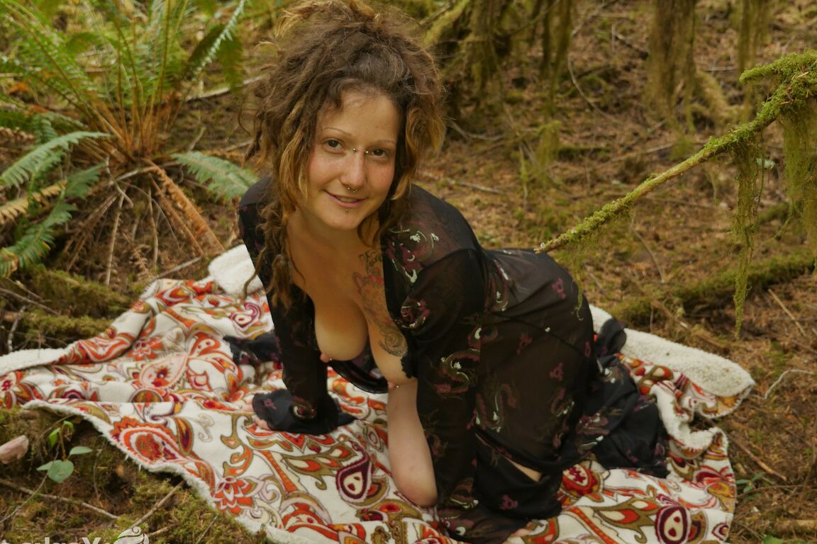 16P Garota amadora com mamilos perfurados toca seu arbusto perfurado na floresta