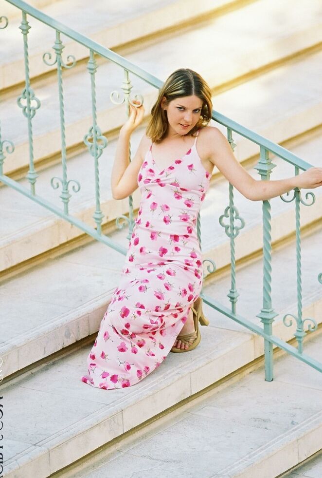 21P Melissa mel totalmente natural posando com seu longo vestido de verão e salto alto ao ar livre