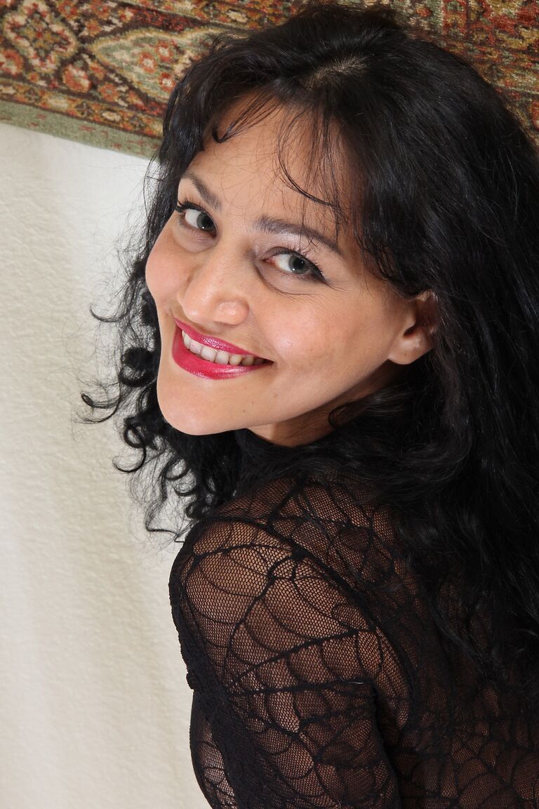 21P Die dunkelhaarige MILF mit dem tollen Arsch Liza Rene stellt ihre kleinen Brüste zur Schau