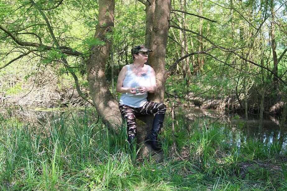 20P Mary Bitch, amatrice mature, expose ses seins et s'arrache près d'une rivière
