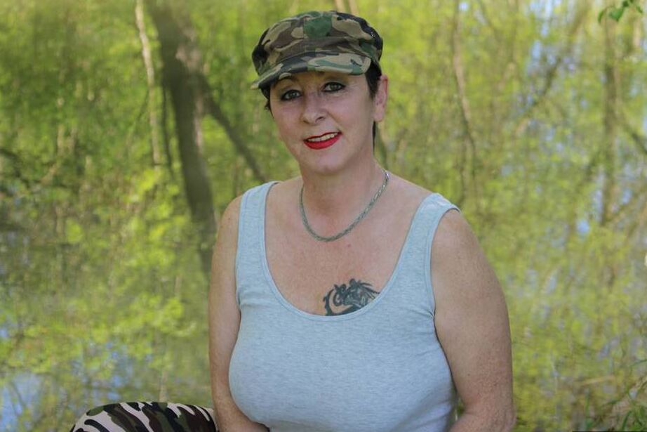 20P Mary Bitch, amatrice mature, expose ses seins et s'arrache près d'une rivière
