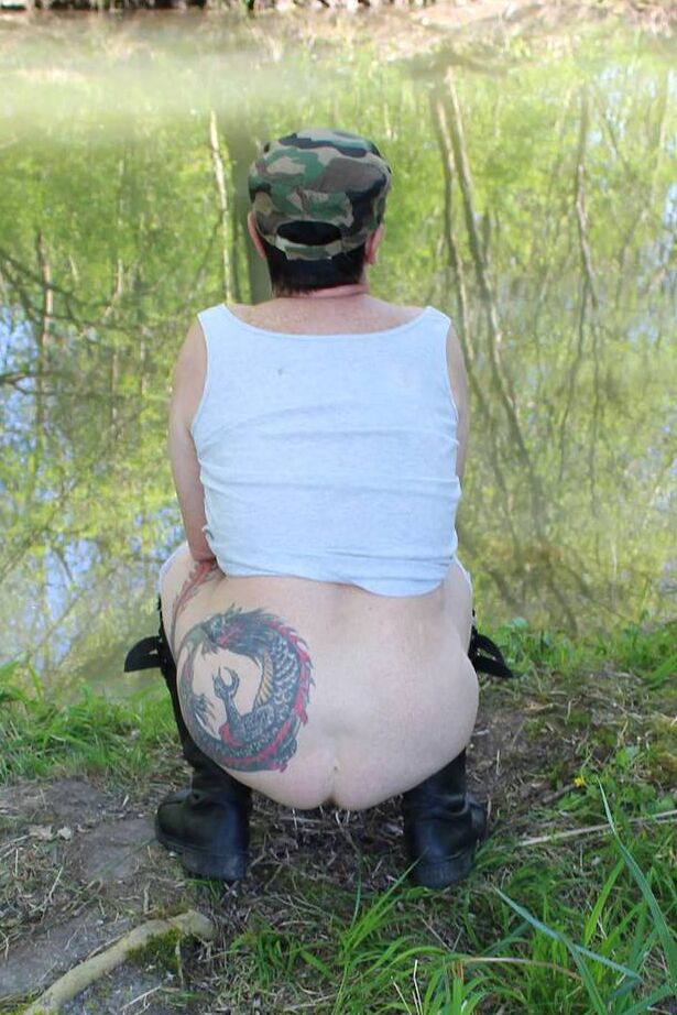 20P Mary Bitch, amatrice mature, expose ses seins et s'arrache près d'une rivière