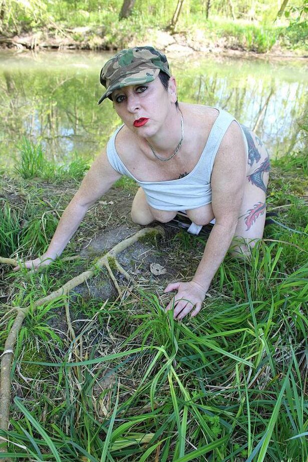 20P Mary Bitch, amatrice mature, expose ses seins et s'arrache près d'une rivière