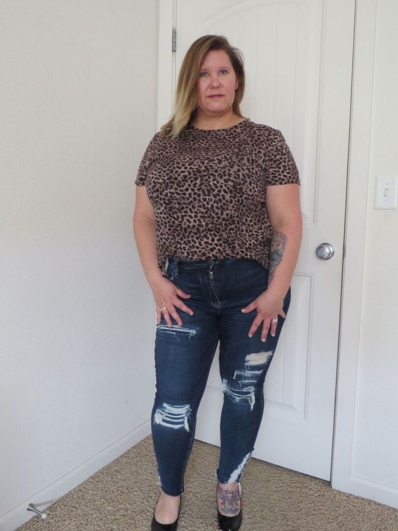 16P Amateur BBW vollbusig Kris Ann zieht zerrissene Jeans aus und macht sich nackt auf den Hintern