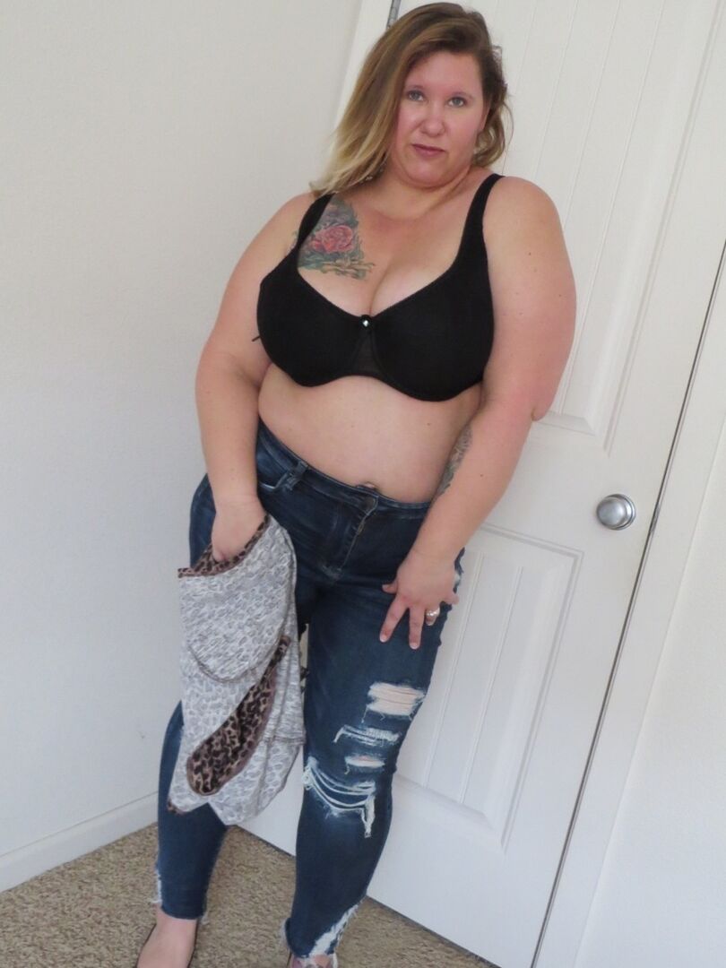 16P Amateur BBW vollbusig Kris Ann zieht zerrissene Jeans aus und macht sich nackt auf den Hintern