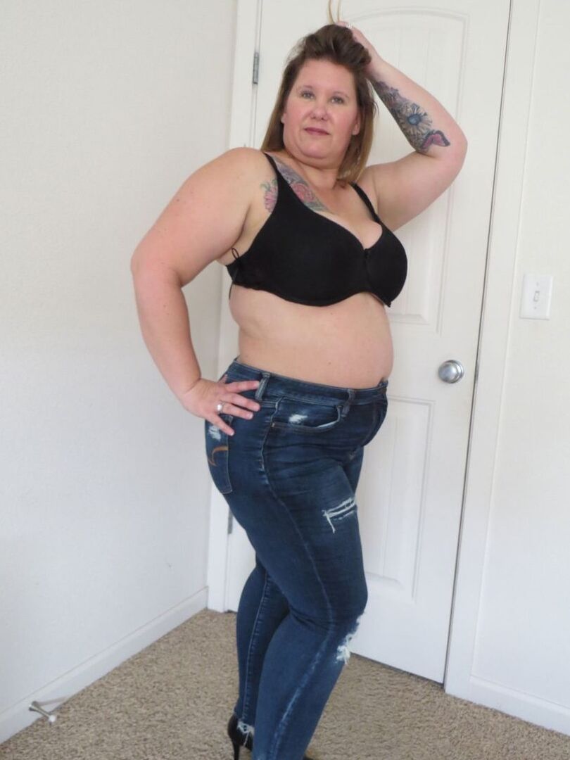 16P Amateur BBW vollbusig Kris Ann zieht zerrissene Jeans aus und macht sich nackt auf den Hintern