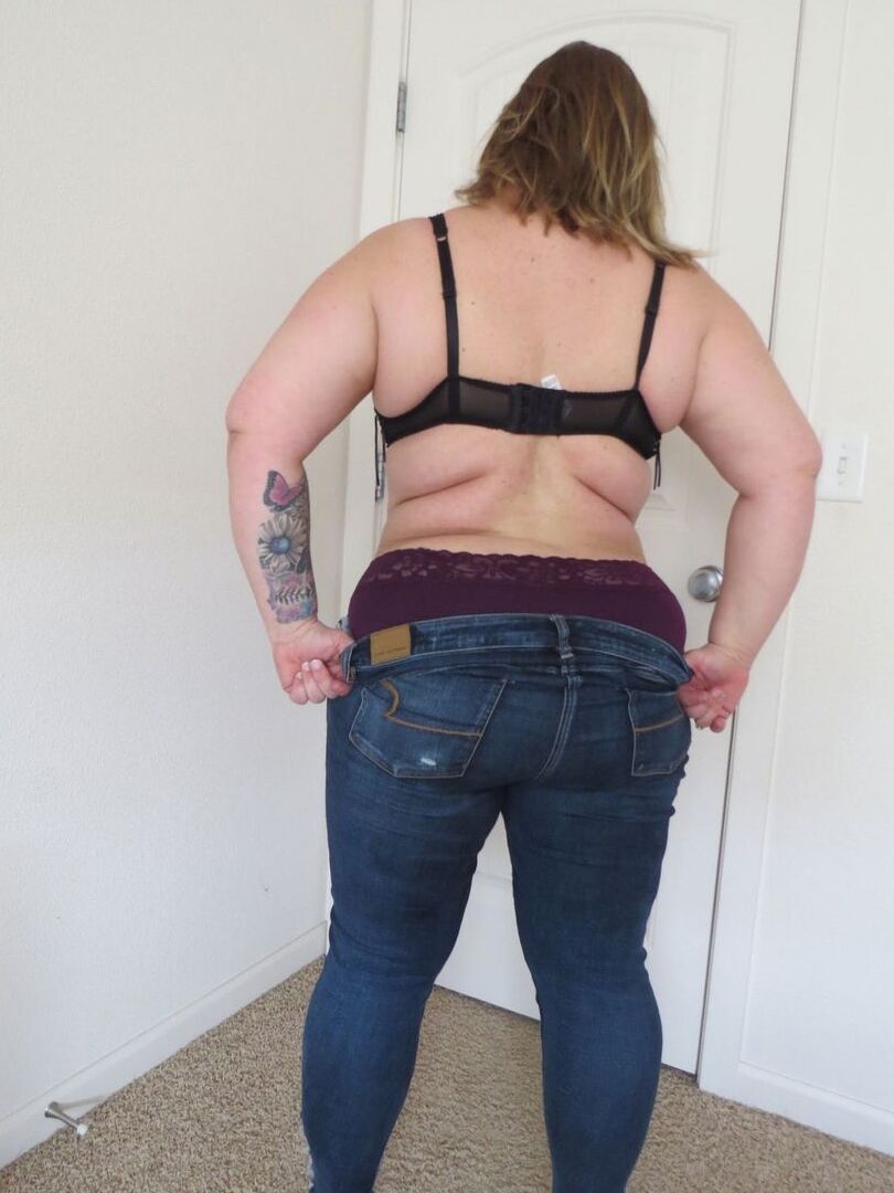 16P Amateur BBW vollbusig Kris Ann zieht zerrissene Jeans aus und macht sich nackt auf den Hintern