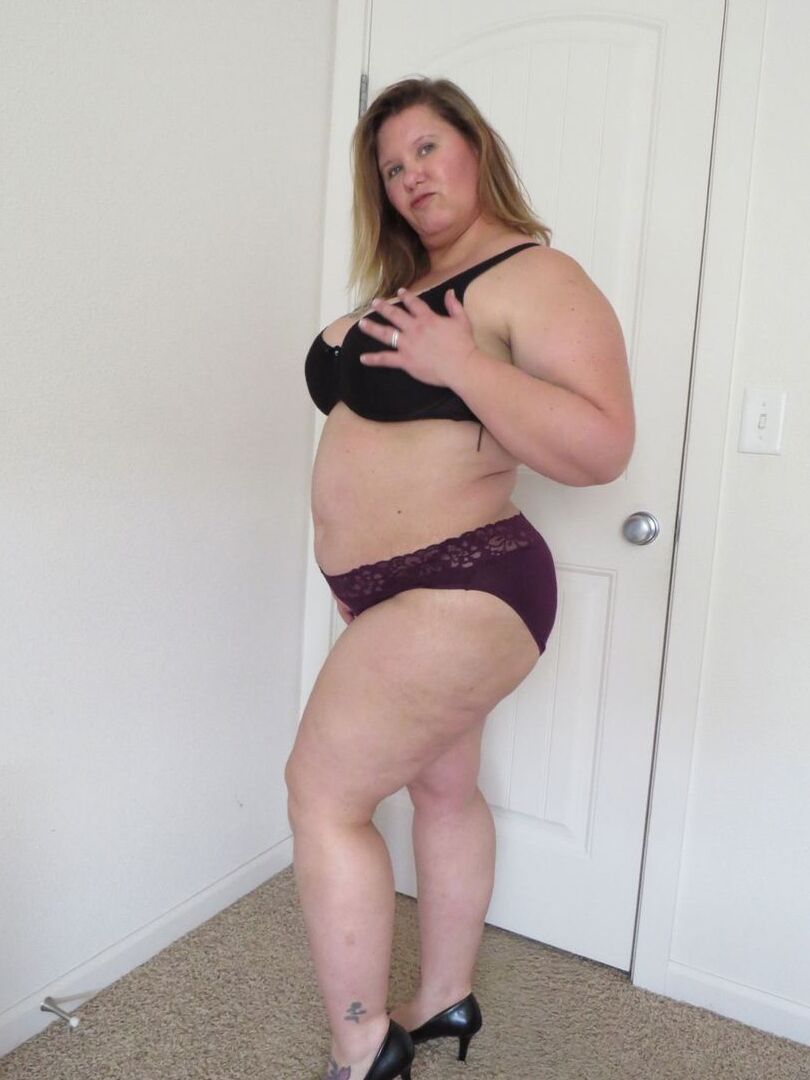 16P Amateur BBW vollbusig Kris Ann zieht zerrissene Jeans aus und macht sich nackt auf den Hintern