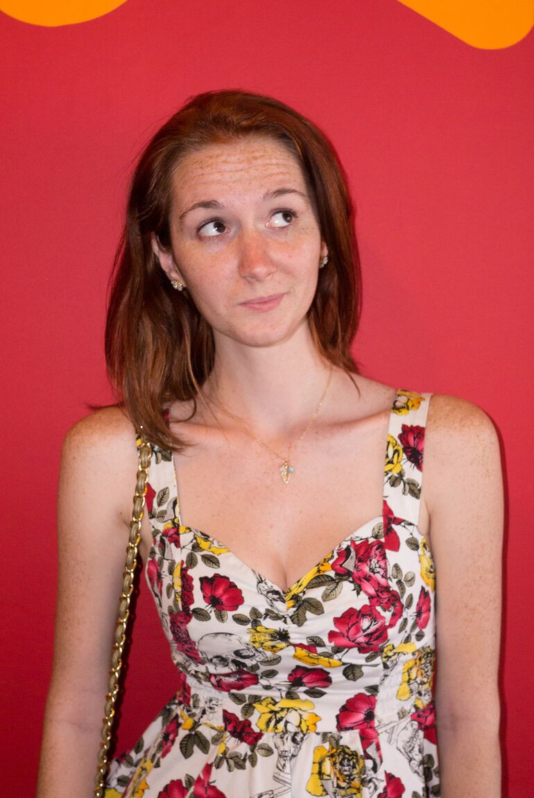 12P Dee Dee Lynn, rousse amateur et folle, montre ses seins et sa culotte rouge en public